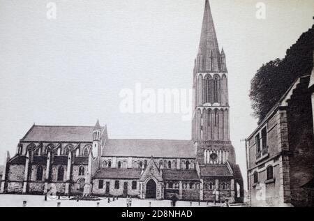 Una vista storica della chiesa e Monumento aux morts per i caduti della prima guerra mondiale a Bernières-sur-Mer, Calvados, Normandia, Francia, preso da una cartolina c. Foto Stock