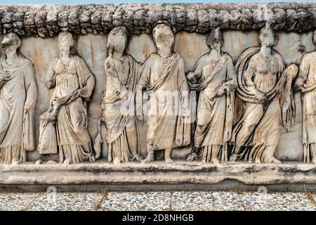 Scultura e alti rilievi dell'antico sarcofago o tomba di Afrodisia. Foto Stock