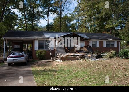 Greenville County, South Carolina, Stati Uniti. 31 Ott 2020. Greenville County, South Carolina, Stati Uniti. Milioni di persone hanno perso il potere dopo l'uragano Zeta. La Upstate SC ha avuto una particolare devastazione a causa del numero insolito di alberi caduti, causando interruzioni di corrente ancora durate giorni dopo. I lavoratori sono stati portati dal Midwest e dalla Florida per aiutare a riparare i servizi devastati, mentre i proprietari di case sono stati lasciati per affrontare le riparazioni a casa e ripulire la sua scia. Immagini di luce del castello / Alamy Live News. Foto Stock