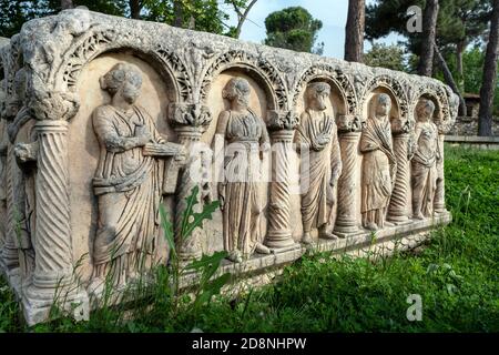 Scultura e alti rilievi dell'antico sarcofago o tomba di Afrodisia. Foto Stock