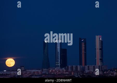 Madrid, Spagna. 31 Ott 2020. La Luna Blu piena di Ottobre che sorge sullo skyline di Madrid con i grattacieli della Four Towers Business Area. Credit: Marcos del Mazo/Alamy Live News Foto Stock