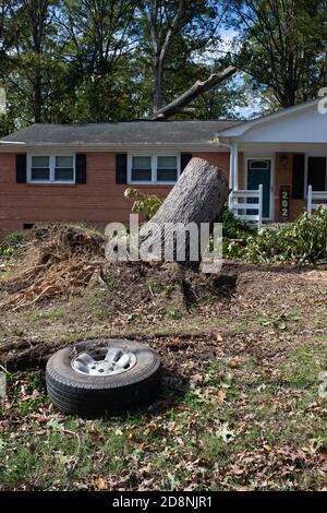 Greenville County, South Carolina, Stati Uniti. 31 Ott 2020. Greenville County, South Carolina, Stati Uniti. Milioni di persone hanno perso il potere dopo l'uragano Zeta. La Upstate SC ha avuto una particolare devastazione a causa del numero insolito di alberi caduti, causando interruzioni di corrente ancora durate giorni dopo. I lavoratori sono stati portati dal Midwest e dalla Florida per aiutare a riparare i servizi devastati, mentre i proprietari di case sono stati lasciati per affrontare le riparazioni a casa e ripulire la sua scia. Immagini di luce del castello / Alamy Live News. Foto Stock