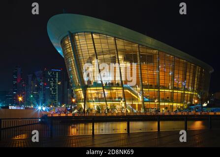 DUBAI, Emirati Arabi Uniti - 24 Marzo 2017: Il panorama notturno della fontana nella parte anteriore del Burj Khalifa e l'opera. Foto Stock