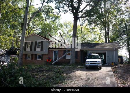 Greenville County, South Carolina, Stati Uniti. 31 Ott 2020. Greenville County, South Carolina, Stati Uniti. Milioni di persone hanno perso il potere dopo l'uragano Zeta. La Upstate SC ha avuto una particolare devastazione a causa del numero insolito di alberi caduti, causando interruzioni di corrente ancora durate giorni dopo. I lavoratori sono stati portati dal Midwest e dalla Florida per aiutare a riparare i servizi devastati, mentre i proprietari di case sono stati lasciati per affrontare le riparazioni a casa e ripulire la sua scia. Immagini di luce del castello / Alamy Live News. Foto Stock