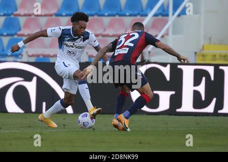 Crotone, Italia. 31 Ott 2020. Johan Mojica (Atalanta BC) e Pedro Pereira (Crotone FC) / LM Credit: Agenzia indipendente di fotografia / Alamy Live News Foto Stock