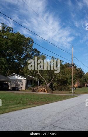 Greenville County, South Carolina, Stati Uniti. 31 Ott 2020. Greenville County, South Carolina, Stati Uniti. Milioni di persone hanno perso il potere dopo l'uragano Zeta. La Upstate SC ha avuto una particolare devastazione a causa del numero insolito di alberi caduti, causando interruzioni di corrente ancora durate giorni dopo. I lavoratori sono stati portati dal Midwest e dalla Florida per aiutare a riparare i servizi devastati, mentre i proprietari di case sono stati lasciati per affrontare le riparazioni a casa e ripulire la sua scia. Immagini di luce del castello / Alamy Live News. Foto Stock