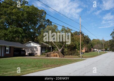 Greenville County, South Carolina, Stati Uniti. 31 Ott 2020. Greenville County, South Carolina, Stati Uniti. Milioni di persone hanno perso il potere dopo l'uragano Zeta. La Upstate SC ha avuto una particolare devastazione a causa del numero insolito di alberi caduti, causando interruzioni di corrente ancora durate giorni dopo. I lavoratori sono stati portati dal Midwest e dalla Florida per aiutare a riparare i servizi devastati, mentre i proprietari di case sono stati lasciati per affrontare le riparazioni a casa e ripulire la sua scia. Immagini di luce del castello / Alamy Live News. Foto Stock