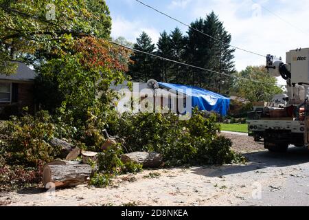 Greenville County, South Carolina, Stati Uniti. 31 Ott 2020. Greenville County, South Carolina, Stati Uniti. Milioni di persone hanno perso il potere dopo l'uragano Zeta. La Upstate SC ha avuto una particolare devastazione a causa del numero insolito di alberi caduti, causando interruzioni di corrente ancora durate giorni dopo. I lavoratori sono stati portati dal Midwest e dalla Florida per aiutare a riparare i servizi devastati, mentre i proprietari di case sono stati lasciati per affrontare le riparazioni a casa e ripulire la sua scia. Immagini di luce del castello / Alamy Live News. Foto Stock
