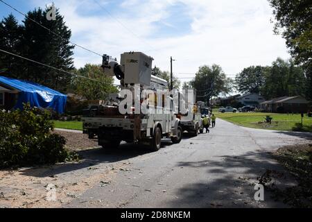 Greenville County, South Carolina, Stati Uniti. 31 Ott 2020. Greenville County, South Carolina, Stati Uniti. Milioni di persone hanno perso il potere dopo l'uragano Zeta. La Upstate SC ha avuto una particolare devastazione a causa del numero insolito di alberi caduti, causando interruzioni di corrente ancora durate giorni dopo. I lavoratori sono stati portati dal Midwest e dalla Florida per aiutare a riparare i servizi devastati, mentre i proprietari di case sono stati lasciati per affrontare le riparazioni a casa e ripulire la sua scia. Immagini di luce del castello / Alamy Live News. Foto Stock