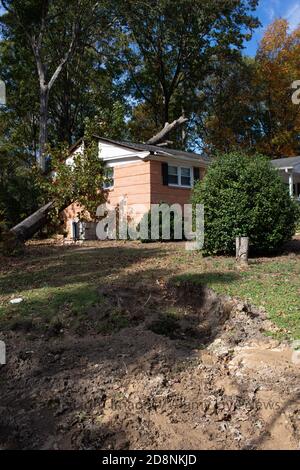 Greenville County, South Carolina, Stati Uniti. 31 Ott 2020. Greenville County, South Carolina, Stati Uniti. Milioni di persone hanno perso il potere dopo l'uragano Zeta. La Upstate SC ha avuto una particolare devastazione a causa del numero insolito di alberi caduti, causando interruzioni di corrente ancora durate giorni dopo. I lavoratori sono stati portati dal Midwest e dalla Florida per aiutare a riparare i servizi devastati, mentre i proprietari di case sono stati lasciati per affrontare le riparazioni a casa e ripulire la sua scia. Immagini di luce del castello / Alamy Live News. Foto Stock