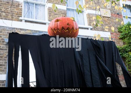 Windsor, Regno Unito. 31 ottobre 2020. Una zucca di Halloween è posizionata sulla parte superiore di un riparo nero fuori di una casa. Le celebrazioni di Halloween, e in particolare l'abitudine di trick-or-treating, varieranno in tutto il Regno Unito quest'anno a causa delle restrizioni del coronavirus che differiscono dai livelli di allarme di Tier e il portavoce ufficiale del primo ministro ha esortato le persone ad applicare il buon senso. Credit: Mark Kerrison/Alamy Live News Foto Stock