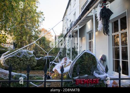 Windsor, Regno Unito. 31 ottobre 2020. Ciottoli e altre decorazioni sono disposte intorno ad un giardino per segnare Halloween. Le celebrazioni di Halloween, e in particolare l'abitudine di trick-or-treating, varieranno in tutto il Regno Unito quest'anno a causa delle restrizioni del coronavirus che differiscono dai livelli di allarme di Tier e il portavoce ufficiale del primo ministro ha esortato le persone ad applicare il buon senso. Credit: Mark Kerrison/Alamy Live News Foto Stock