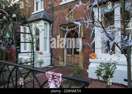 Windsor, Regno Unito. 31 ottobre 2020. Le decorazioni di Halloween sono disposte all'esterno di una casa. Le celebrazioni di Halloween, e in particolare l'abitudine di trick-or-treating, varieranno in tutto il Regno Unito quest'anno a causa delle restrizioni del coronavirus che differiscono dai livelli di allarme di Tier e il portavoce ufficiale del primo ministro ha esortato le persone ad applicare il buon senso. Credit: Mark Kerrison/Alamy Live News Foto Stock