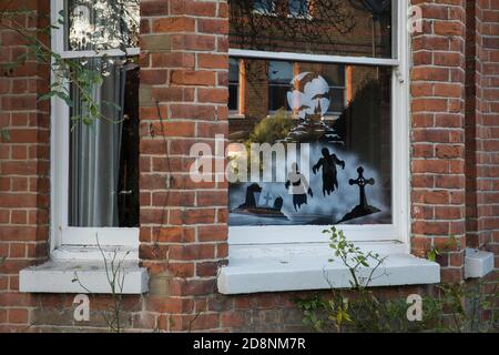 Windsor, Regno Unito. 31 ottobre 2020. Uno stencil di Halloween è raffigurato nella finestra di una casa. Le celebrazioni di Halloween, e in particolare l'abitudine di trick-or-treating, varieranno in tutto il Regno Unito quest'anno a causa delle restrizioni del coronavirus che differiscono dai livelli di allarme di Tier e il portavoce ufficiale del primo ministro ha esortato le persone ad applicare il buon senso. Credit: Mark Kerrison/Alamy Live News Foto Stock