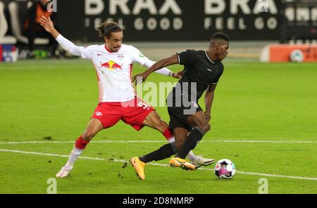 Città di Monchengladbach, Germania. 2020 ottobre 31.10.2020. Primo: 2020, calcio, 1 Bundesliga, stagione 2021/ , Borussia Monchengladbach, Gladbach - RB Red Bull Leipzig duelli, duello, RB Yussuf Poulsen, BMG Breel Embolo, | usage worldwide Credit: dpa/Alamy Live News Foto Stock