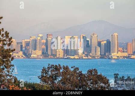 Porto di San Diego e San Diego Skyline. San Diego, California, Stati Uniti. Fotografato in una serata di ottobre circa 15 minuti prima del tramonto. Foto Stock