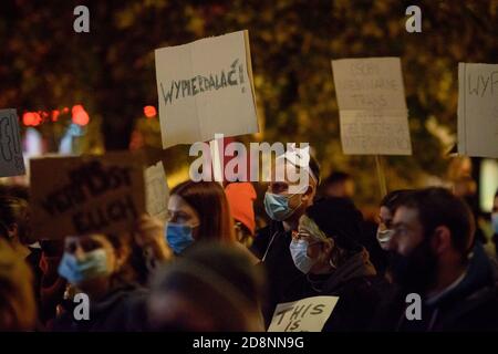 Berlino, Berlino, Germania. 31 Ott 2020. I manifestanti possono essere visti accanto al St. Johannes-Basilika nel distretto di Berlins Kreuzberg durante un rally sotto il motto 'We are really PISsed off' (tedesco: Wir sind richtig angePISsst!!) Dopo che la corte costituzionale polacca, controllata dal partito di governo populista nazionale PIS, ha dichiarato l'attuale legge sull'aborto incostituzionaln il 22 ottobre 2020, rivendendo un divieto quasi completo sull'aborto. Gli organizzatori chiedono il ritiro della decisione della Corte costituzionale, l'aborto legale su richiesta e i diritti riproduttivi completi per le persone che soggiornano Foto Stock