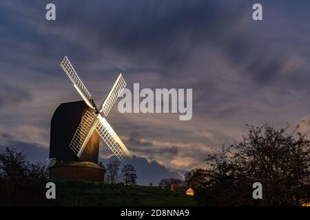 Brill, Buckinghamshire, Regno Unito. 31 ottobre 2020. Luna Blu. La luna blu sorge vicino a Brill Windmill nella notte di Halloween. La luna blu è la seconda luna piena in un mese. Le nuvole sono entrate durante l'ultimo minuto impedendo un aumento chiaro. Credit: Sidney Bruere/Alamy Live News Foto Stock