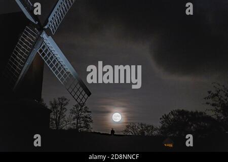 Brill, Buckinghamshire, Regno Unito. 31 ottobre 2020. Luna Blu. La luna blu sorge vicino a Brill Windmill nella notte di Halloween. La luna blu è la seconda luna piena in un mese. Le nuvole sono entrate durante l'ultimo minuto impedendo un aumento chiaro. Credit: Sidney Bruere/Alamy Live News Foto Stock