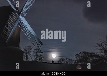 Brill, Buckinghamshire, Regno Unito. 31 ottobre 2020. Luna Blu. La luna blu sorge vicino a Brill Windmill nella notte di Halloween. La luna blu è la seconda luna piena in un mese. Le nuvole sono entrate durante l'ultimo minuto impedendo un aumento chiaro. Credit: Sidney Bruere/Alamy Live News Foto Stock