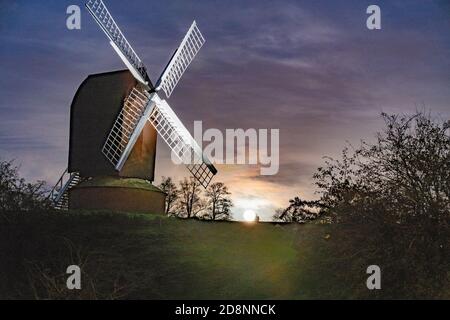 Brill, Buckinghamshire, Regno Unito. 31 ottobre 2020. Luna Blu. La luna blu sorge vicino a Brill Windmill nella notte di Halloween. La luna blu è la seconda luna piena in un mese. Le nuvole sono entrate durante l'ultimo minuto impedendo un aumento chiaro. Credit: Sidney Bruere/Alamy Live News Foto Stock