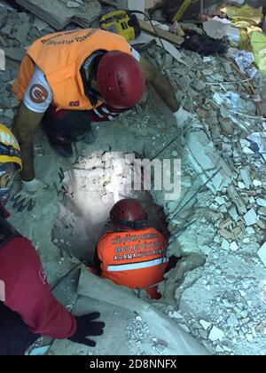 Provincia di Smirne, Turchia. 31 ottobre 2020. I soccorritori lavorano in un sito di un edificio collassato dopo un terremoto nella provincia di Smirne, Turchia, il 31 ottobre 2020. Il ministro turco della sanità Fahrettin Koca ha detto sabato che il numero di vittime del forte terremoto che ha colpito la provincia occidentale turca di Izmir è aumentato a 35. (Xinhua) Credit: Xinhua/Alamy Live News Foto Stock