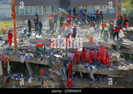 Provincia di Smirne, Turchia. 31 ottobre 2020. I soccorritori lavorano in un sito di un edificio collassato dopo un terremoto nella provincia di Smirne, Turchia, il 31 ottobre 2020. Il ministro turco della sanità Fahrettin Koca ha detto sabato che il numero di vittime del forte terremoto che ha colpito la provincia occidentale turca di Izmir è aumentato a 35. (Xinhua) Credit: Xinhua/Alamy Live News Foto Stock