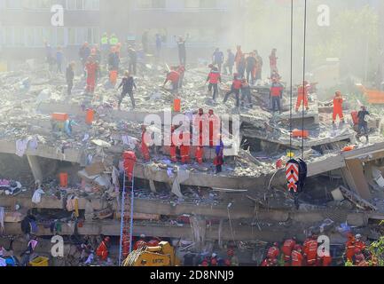 Provincia di Smirne, Turchia. 31 ottobre 2020. I soccorritori lavorano in un sito di un edificio collassato dopo un terremoto nella provincia di Smirne, Turchia, il 31 ottobre 2020. Il ministro turco della sanità Fahrettin Koca ha detto sabato che il numero di vittime del forte terremoto che ha colpito la provincia occidentale turca di Izmir è aumentato a 35. (Xinhua) Credit: Xinhua/Alamy Live News Foto Stock