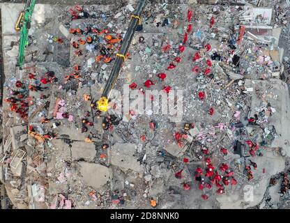 Provincia di Smirne, Turchia. 31 ottobre 2020. La foto aerea del 31 ottobre 2020 mostra i soccorritori che lavorano in un sito di un edificio collassato dopo un terremoto nella provincia di Smirne, in Turchia. Il ministro turco della sanità Fahrettin Koca ha detto sabato che il numero di vittime del forte terremoto che ha colpito la provincia occidentale turca di Izmir è aumentato a 35. (Xinhua) Credit: Xinhua/Alamy Live News Foto Stock