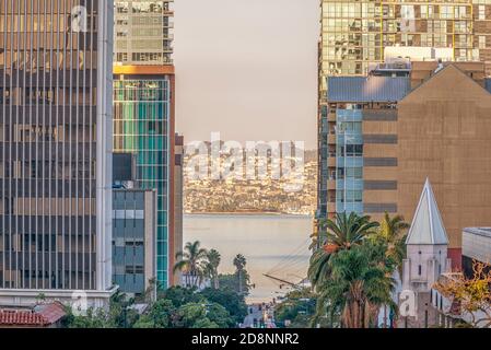 Edifici del centro di una mattina di ottobre. Una vista del Porto di San Diego tra gli edifici. San Diego, California, Stati Uniti. Foto Stock