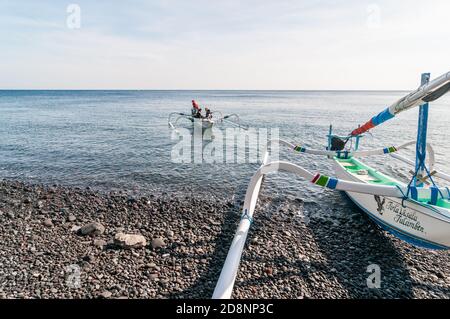 Subacquei in barca balinese, jukung, sulla spiaggia, Wisata Tours, Tulamben, Indonesia Foto Stock