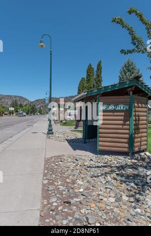 Dorris, CA, USA, 09 luglio 2020. Centro informazioni nella piccola città di Dorris, con LA A Slice of Heaven Café. Questa piccola città si trova lungo i Foto Stock
