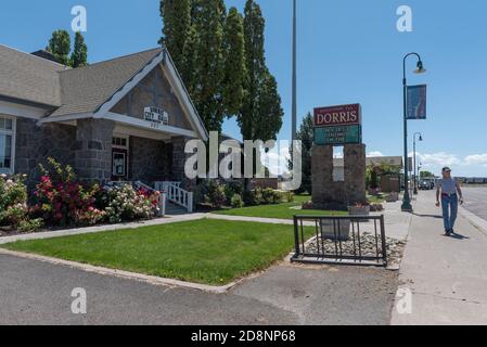 Dorris, CA, USA, 09 luglio 2020. Edifici commerciali nella piccola città di Dorris, con LA A Slice of Heaven Café. Questa piccola città è posta alon Foto Stock