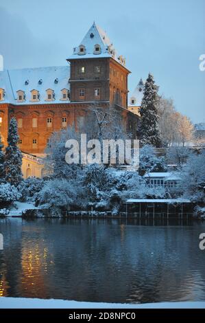 Il Castello Valentino sotto la neve Foto Stock