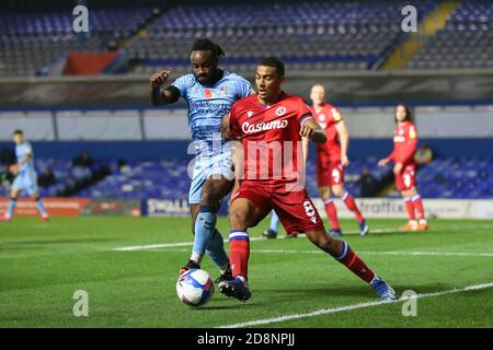 Fankaty Dabo (23) di Coventry City e Andy Rinomhota (8) Di lettura competere per la palla Foto Stock