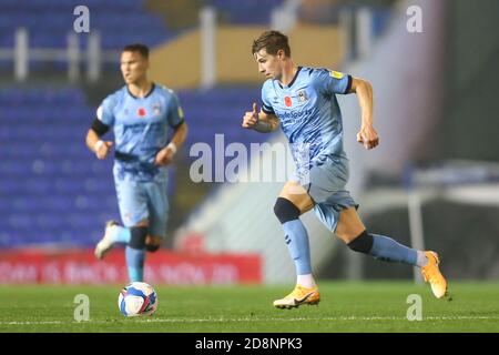 Ben Sheaf (14) di Coventry City dribbles la palla Foto Stock
