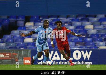 Fankaty Dabo (23) di Coventry City e Omar Richards (3) Di lettura competere per la palla Foto Stock