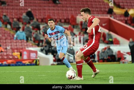 Diogo Jota di Liverpool segna il secondo gol della partita durante la partita della Premier League ad Anfield, Liverpool. Foto Stock