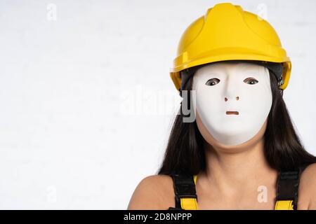 Una maschera messa in faccia per diventare un milione di dipendenti anonimi senza diritti in grandi società. Foto Stock