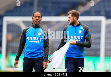 Daniel Johnson (11) e Tom Barkhuizen (29) di Preston North Termina il riscaldamento per il gioco Foto Stock