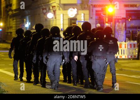 Lipsia, Germania. 31 Ott 2020. Gli agenti di polizia assicurano una dimostrazione di sinistra. Diverse centinaia di persone hanno protestato contro la violenza di Stato. Credit: Sebastian Willnow/dpa-Zentralbild/dpa/Alamy Live News Foto Stock