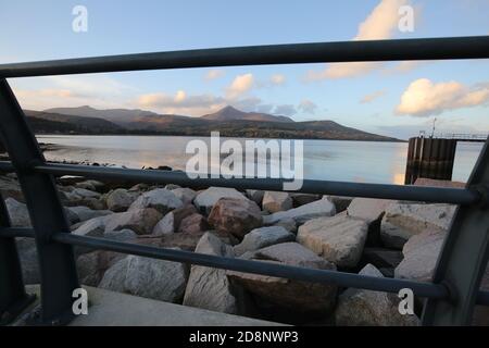 Isola di Arran, Nord Ayrshire, Scozia, Regno Unito. La vista di Goat è caduta dall'altra parte della baia di Brodick Foto Stock