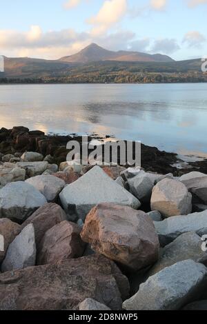 Isola di Arran, Nord Ayrshire, Scozia, Regno Unito. La vista di Goat è caduta dall'altra parte della baia di Brodick Foto Stock