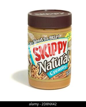 Vaso chiuso di burro di arachidi cremoso naturale Skippy fotografato sopra uno sfondo bianco Foto Stock