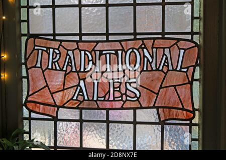Ales tradizionale, vetro colorato, in un bar/pub, Nottingham, centro città, Nottinghamshire, Inghilterra, Regno Unito Foto Stock