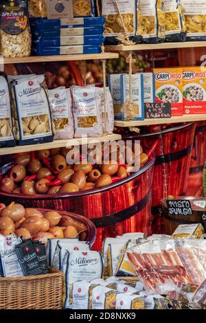 frutta fresca e verdura vari prodotti alimentari in vendita presso un negozio di gastronomia italiana per ingredienti per la cucina italiana. Foto Stock