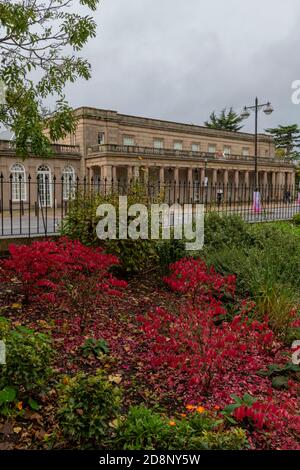 una vista delle camere pompa presso il centro termale di leamington nel warwickshire con un bel letto di fiori nel parco in primo piano. Foto Stock