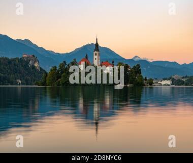 Una foto del lago di Bled, centrato sull'isola di Bled, al tramonto, presa dal margine. Foto Stock