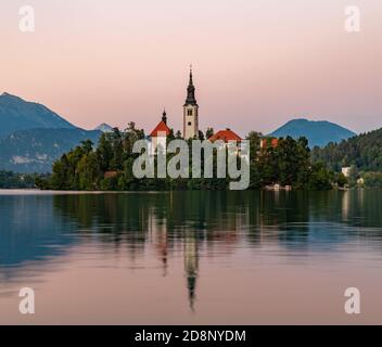 Una foto del lago di Bled, centrato sull'isola di Bled, al tramonto, presa dal margine. Foto Stock