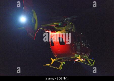 GREYMOUTH, NUOVA ZELANDA, 14 DICEMBRE 2018: L'elicottero di salvataggio della costa occidentale parte da un luogo rurale con un paziente di notte. Shot in li disponibile Foto Stock